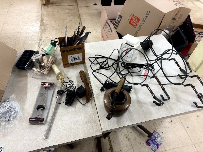 lot 390 image: Assorted lot electric knife for fish clean and extra blades