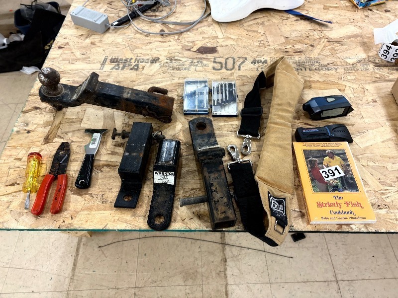 lot 391 image: Assorted lot garage items