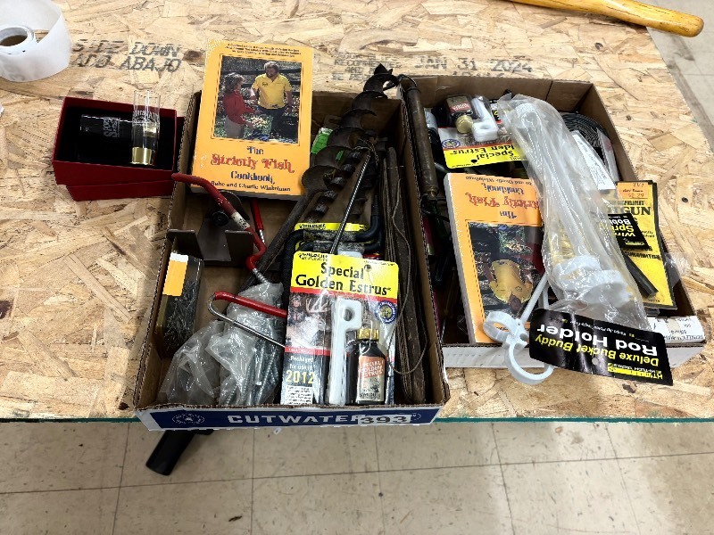 lot 393 image: Assortment of hunting accessories