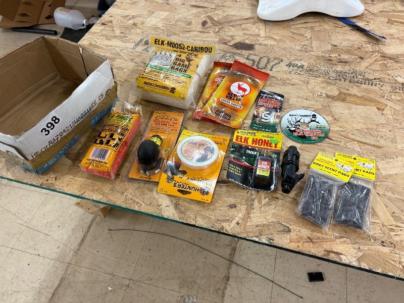 lot 398 image: Big game and hunting accessories l