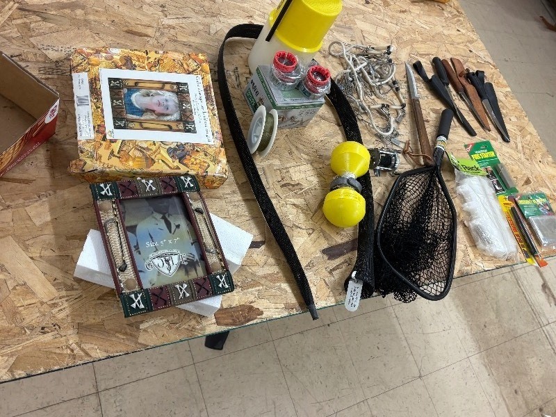 lot 402 image: Assorted fishing lot