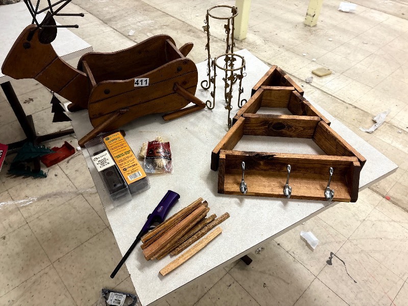 lot 411 image: Home decor lot