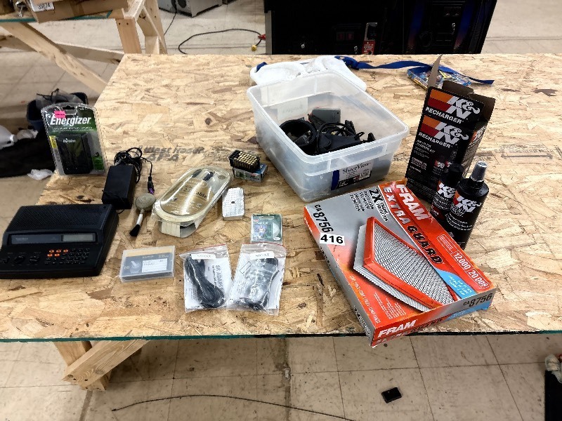 lot 417 image: Assortment of houseware items