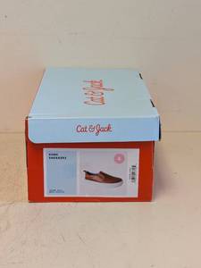 lot 36 image: NEW CAT & JACK RUNE SNEAKERS SIZE 4 BROWN