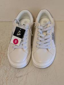 lot 39 image: NEW ART CLASS SHOES SIZE 5 SILVERKAITLYN