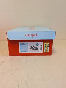 lot 32 image: CAT & JACK DAKOTA SNEAKERS SIZE 12 WHITE