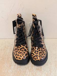 lot 5 image: NEW ART CLASS KIDS SHOES SIZE 13 TANKAYDEN