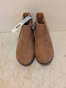 lot 9 image: NEW CAT & JACK KIDS SHOES SIZE 11 BROWN