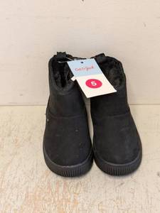 lot 10 image: NEW CAT & JACK KIDS BOOTS SIZE 5 BLACK