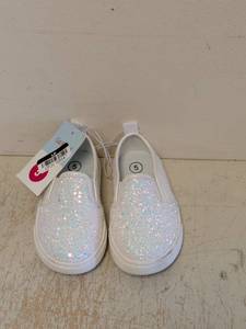 lot 16 image: NEW CAT & JACK KIDS SHOES SIZE 5 WHITEAF217 YANA