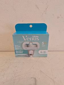 lot 110 image: NEW GILLETTE VENUS REPLACEMENT RAZOR CARTRIDGE 4PK