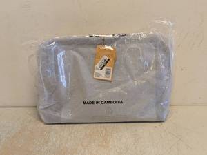 lot 81 image: NEW SONIA KASHUK MAKEUP BAG BLUE