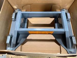 lot 41 image: B&W TOWING 5TH WHEEL HITCH W BASE