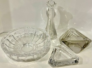 lot 173 image: Crystal Glass Centerpiece Bowl & Tall Vase & 2 Geometric Ashtrays