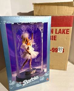 lot 32 image: Mattel Swan Lake Barbie Doll 1648-99 - 1991 Made in China