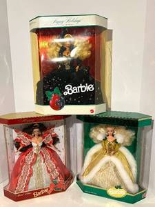 lot 44 image: Barbie Happy Holidays Special Edition (Lot of 3) 1991, 1994, 1997