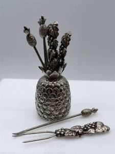 lot 99 image: Cocktail Picks with 7 Picks