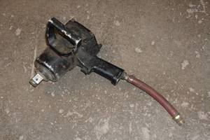 lot 7 image: Central Pneumatic 1 Square Drive Air Impact Wrench