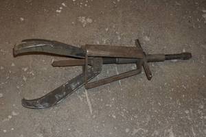 lot 9 image: Manual Caged 3 Jaw Gear Puller