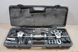 lot 25 image: Slide Hammer Kit