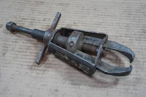 lot 51 image: Manual Caged 2 Jaw Gear Puller - 4.5 Capacity