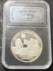 lot 35 image: 1 TROY OZ .999 FINE SILVER APOLLO MOON LANDING ROUND SLABBED