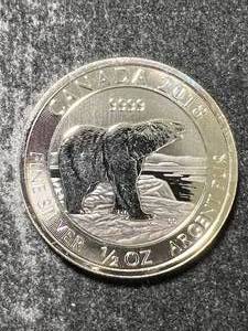 lot 50 image: 2018 CANADIAN POLAR BEAR HALF TROY OZ .9999 FINE SILVER