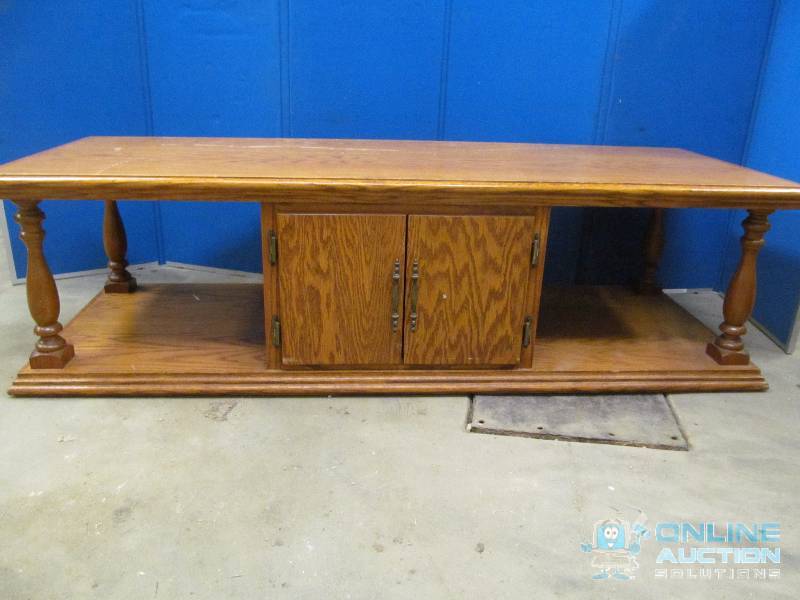 lot 8 image: Furniture