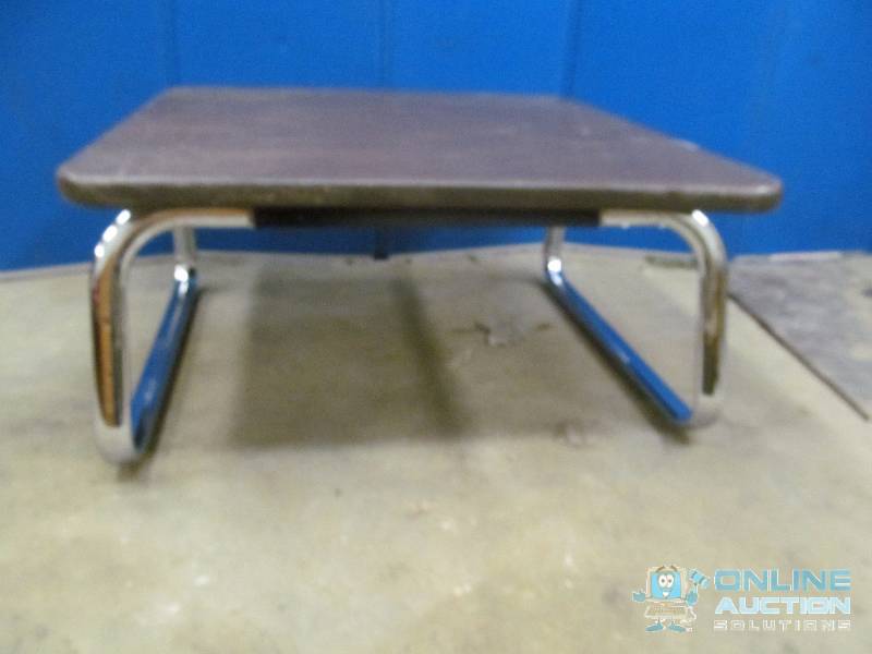 lot 10 image: Furniture