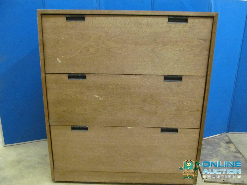 lot 12 image: Dresser