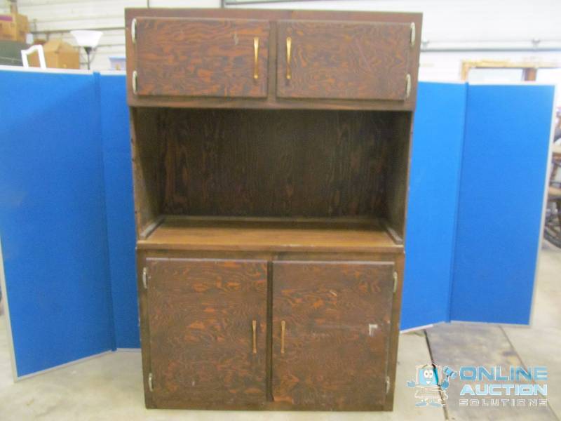 lot 13 image: Cabinet