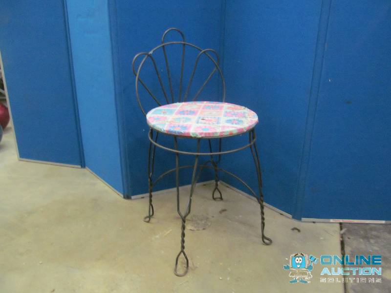 lot 16 image: Vintage