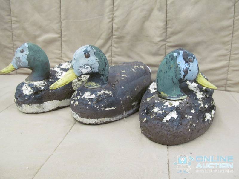 lot 86 image: Decoys
