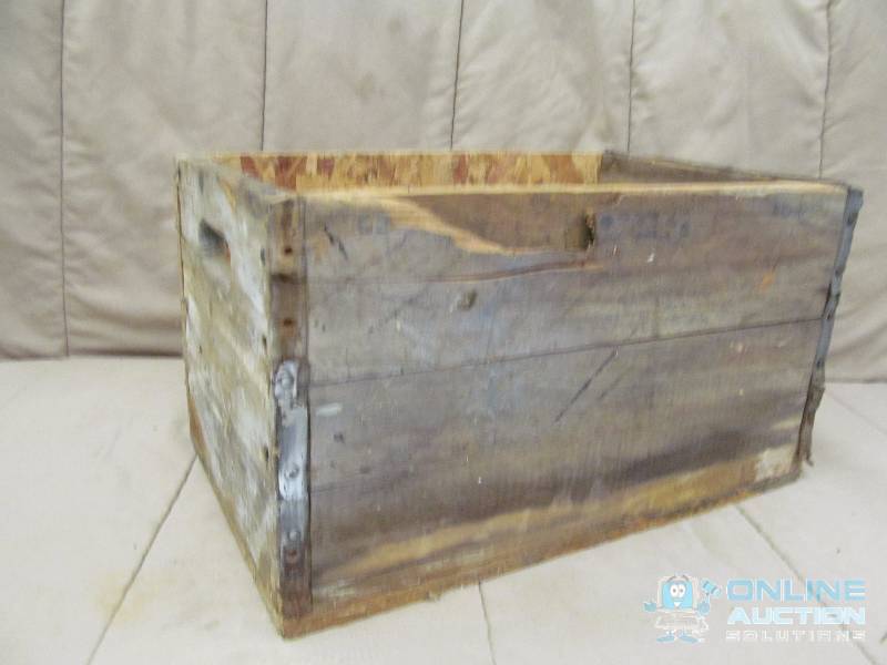 lot 105 image: Wood box