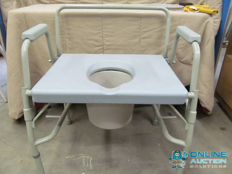 lot 124 image: Commode and bucket