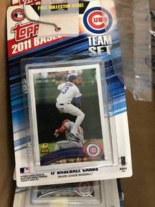 lot 71 image: CHICAGO CUB BASEBALL CARDS 2011