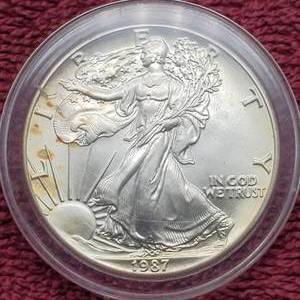 lot 8 image: 1987 American Silver Eagle in Airtite