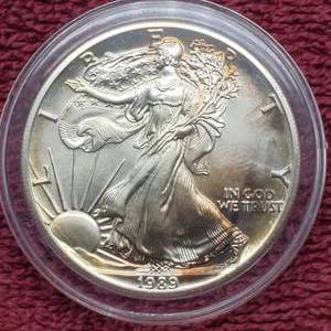 lot 10 image: 1989 American Silver Eagle in Airtite
