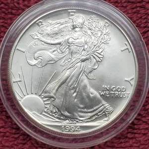 lot 15 image: 1994 American Silver Eagle in Airtite