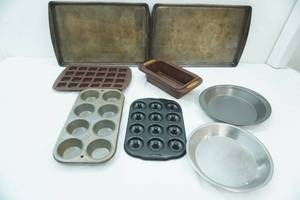 lot 2 image: Baking pans