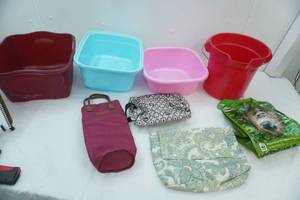 lot 15 image: Plastic wash tubs, pail , assortment of bags