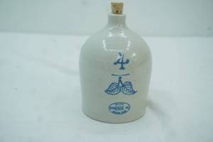 lot 42 image: Red Wing Stoneware No 4 Jug. 6 tall
