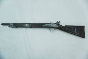 lot 44 image: Antique Toy Hubley Buffalo Rifle 24 long