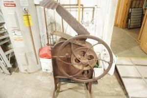 lot 74 image: Antique Corn Sheller