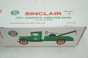 lot 100 image: Vintage Ertl 1931 Sinclair Hawkeye Wrecker Bank. die cast metal 125 scale