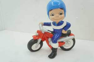 lot 110 image: Vintage Atlantic Mold Company 1970s Figurine. 12 tall by 12 long