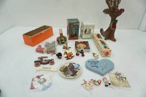 lot 122 image: Vintage Collectible Christmas Ornaments and Decor