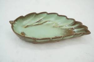 lot 132 image: Vintage Frankoma 226 Pottery Prairie Green Leaf-Shaped Dish 12.5x6.5x2