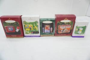 lot 151 image: Hallmark Keepsake Ornaments. The Lone Ranger, Peanuts, Howdy Doody, Casablanca, Snoopy (all appear new) 5ct