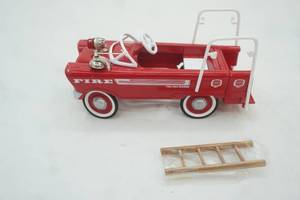 lot 198 image: Kiddie Car Classics 1962 Murray Super Deluxe  Fire Truck